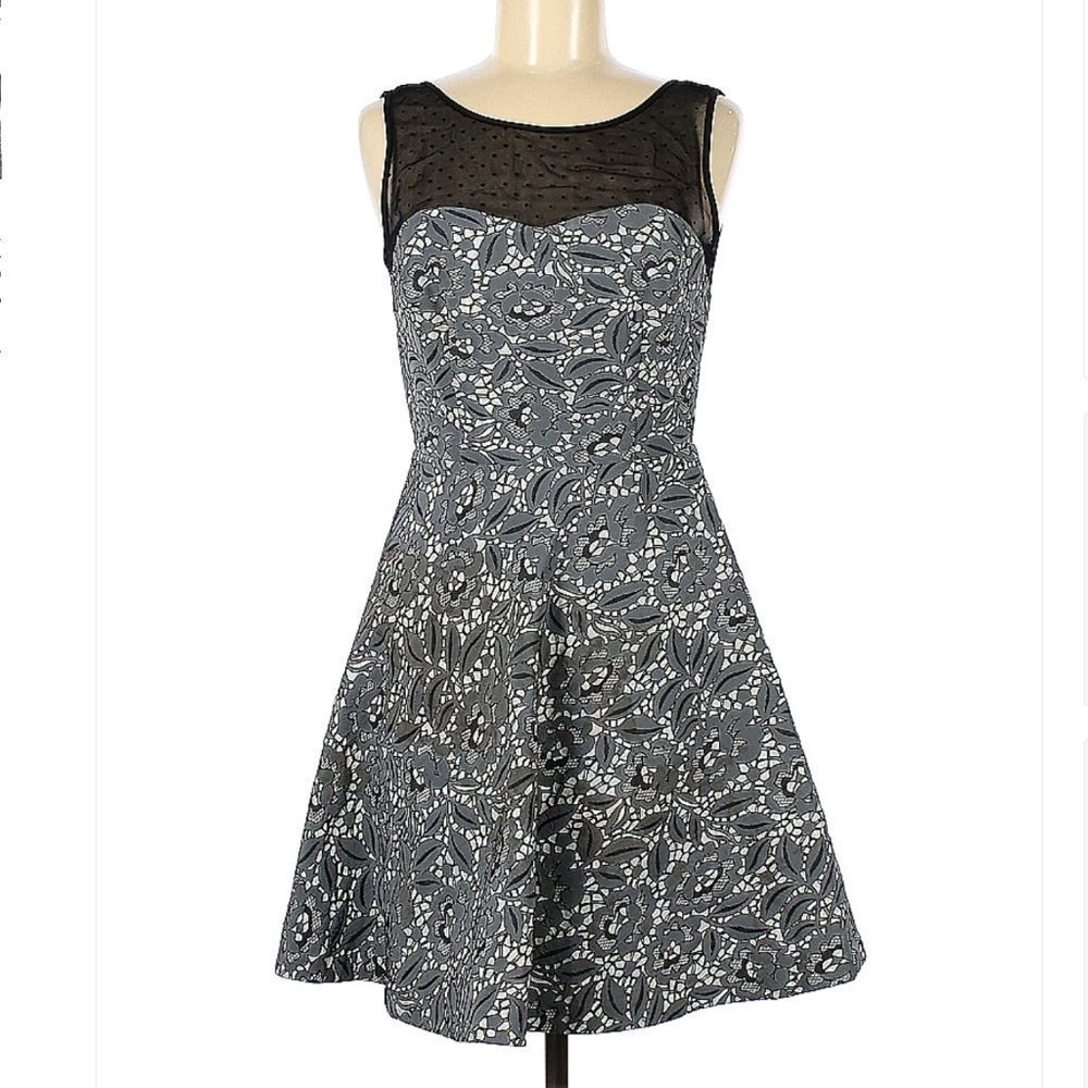 BETSEY Johnson Sleeveless Black & Gray Cocktail Dress Size 6